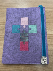 Gotteslobhülle Filz lavendel-meliert Puzzle-Kreuz 