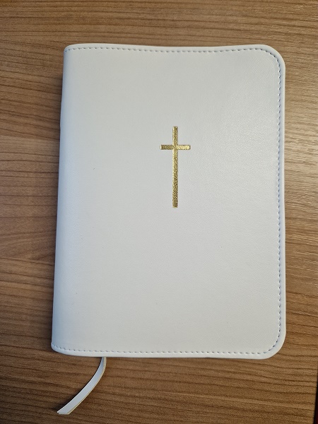 Gotteslobhülle Kunstleder weiß mit goldenem Kreuz 